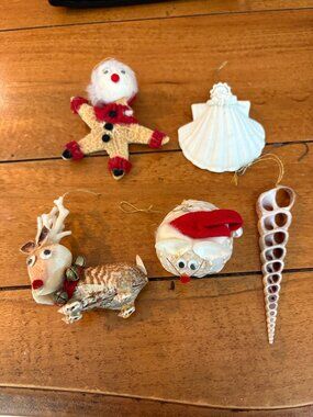 Set of 4: Super Cute Seashell Ornaments! And 1 Sanddollar